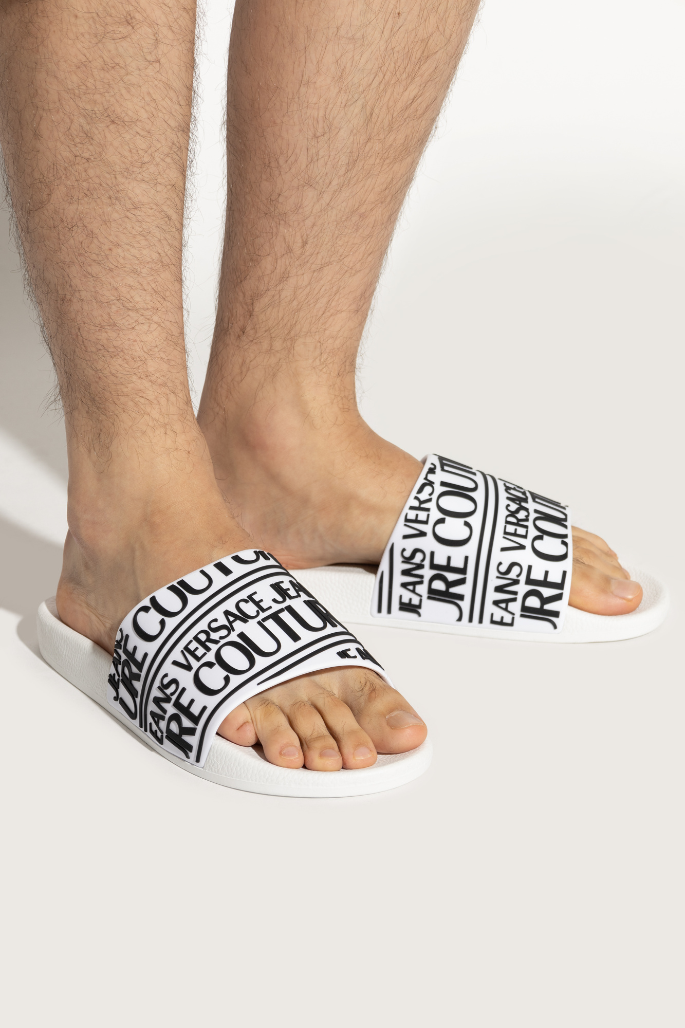 VERSACE JEANS COUTURE☆EMBLEM Pool slides 2色【UK発】 VERSACE JEANS COUTURE☆EMBLEM Pool slides 2色【UK発